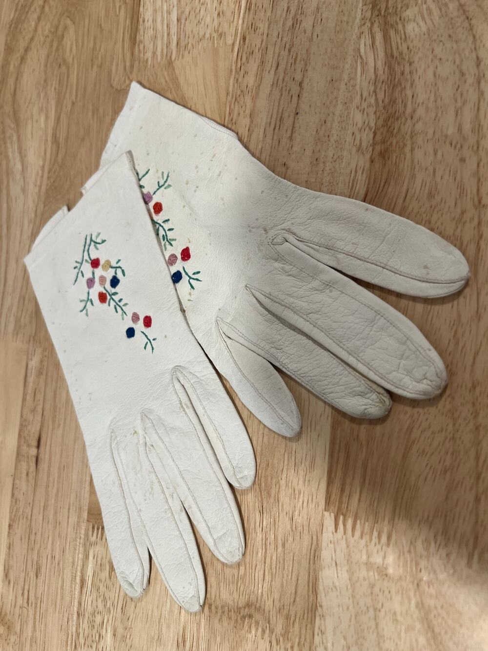 Vintage Dainty Leather Gloves White w Embroidered Floral Small JL